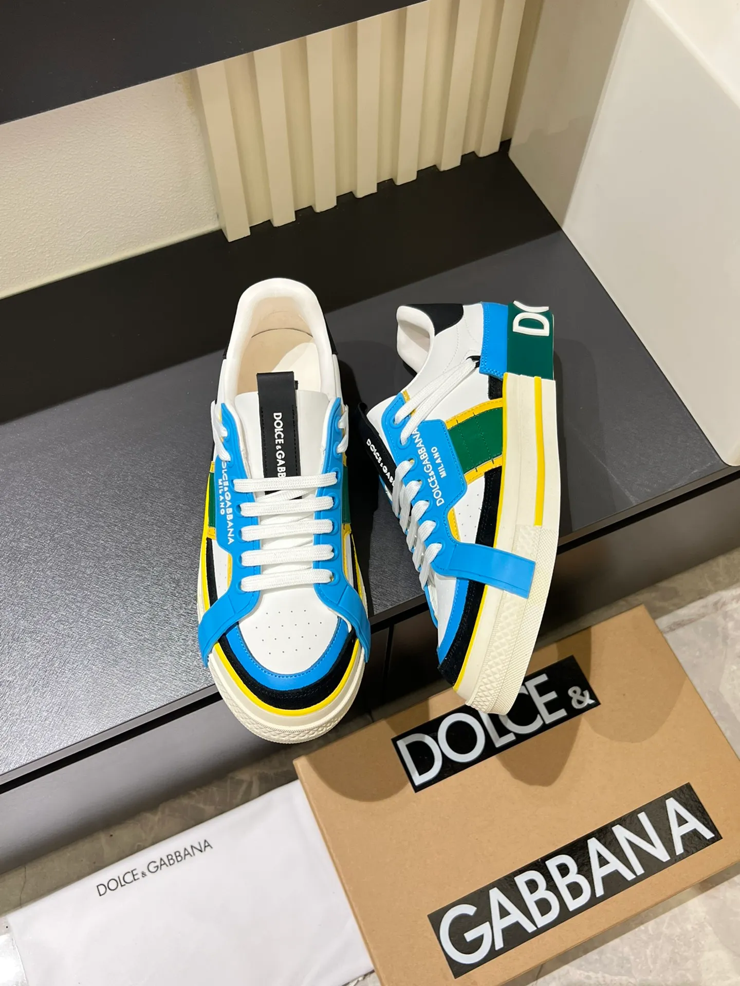 p480 Original order Couple model DG's new Custom 2.Zero sneakers combine the characteristic elements of the brand's two classic series, combining the simple and elegant silhouette of Portofino with the urban and capable attitude of Miami. Calfskin upper with contrasting details, micro-injection rubber logo on the side, laminated Dauphine leather heel, sheepskin lining, original outsole Size: Women's 35-40 (34, 41 can be ordered), Men's 38-44 (45, 46 can be customized)